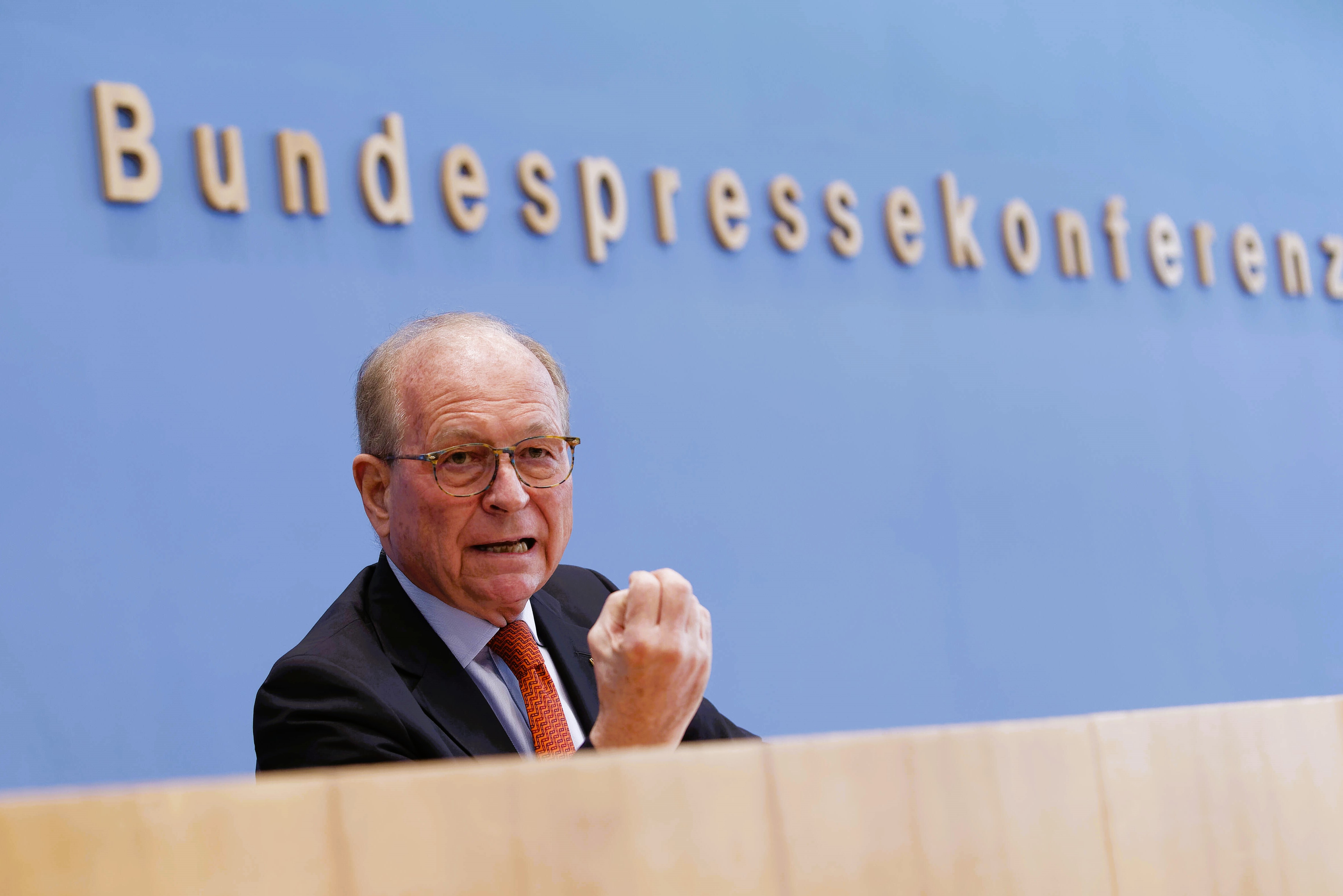 Zum Schutz Deutschlands! "Deutschland muss auf Kriegswirtschaft umstellen!" - Spitzenbeamte warnen
