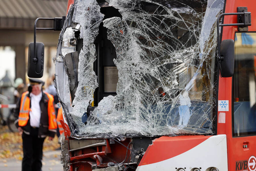 Schock-Unfall! LKW rammt Linienbus und PKW! Viele Verletzte - Unfallort ein Trümmerfeld!