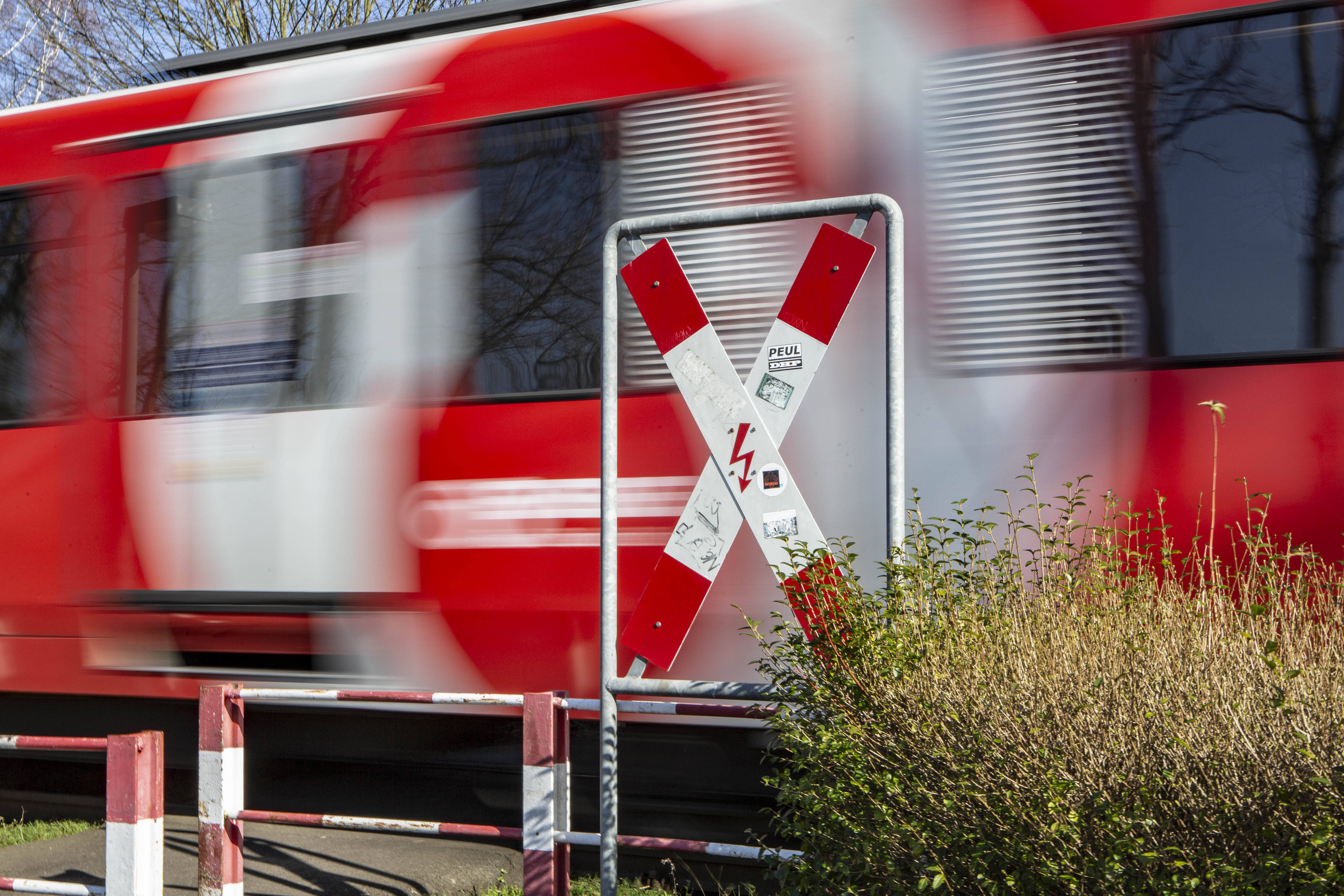 Zug fährt Mädchen (3) tot! Mutter sieht alles mit an - schreckliches Bahnunglück!