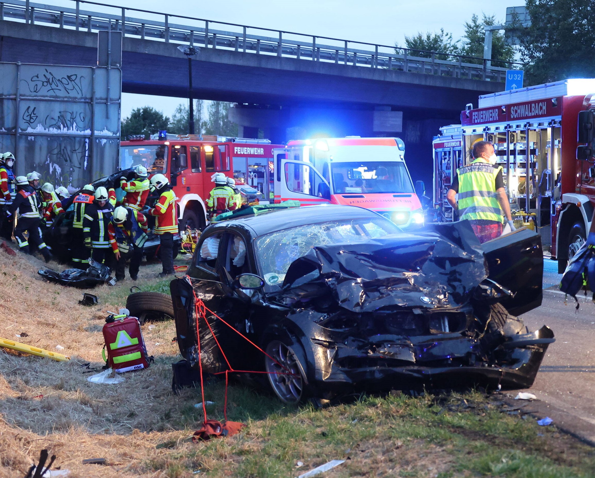 Schwerer Unfall - Wagen in zweit Teile zerrissen! Auto kollidiert mit Baum - 2 im Wagen Personen schwer verletzt