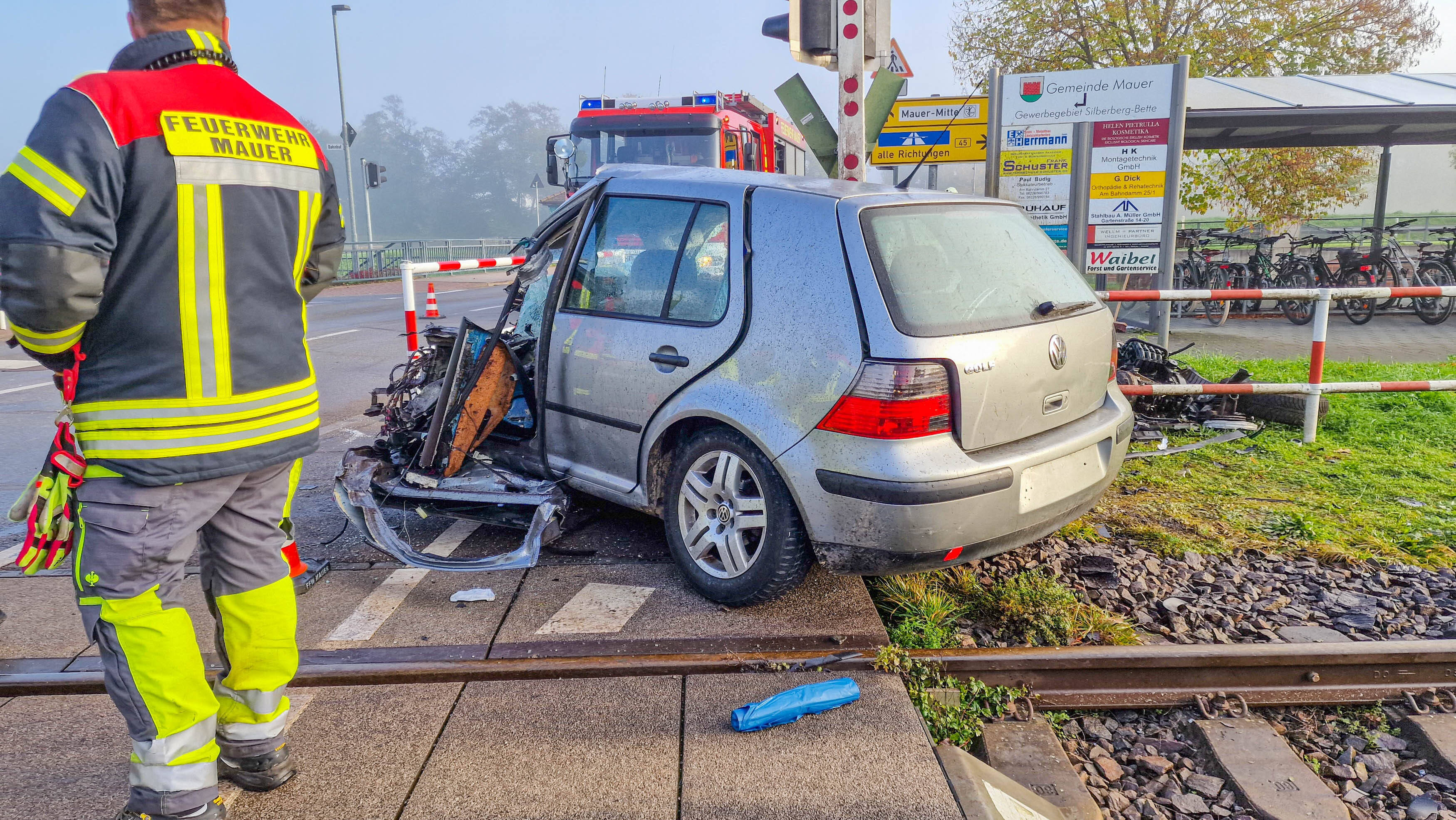 Bahnunglück! Frau im Jeep von Zug erfasst - Wagen mehrere Meter mitgeschleift!