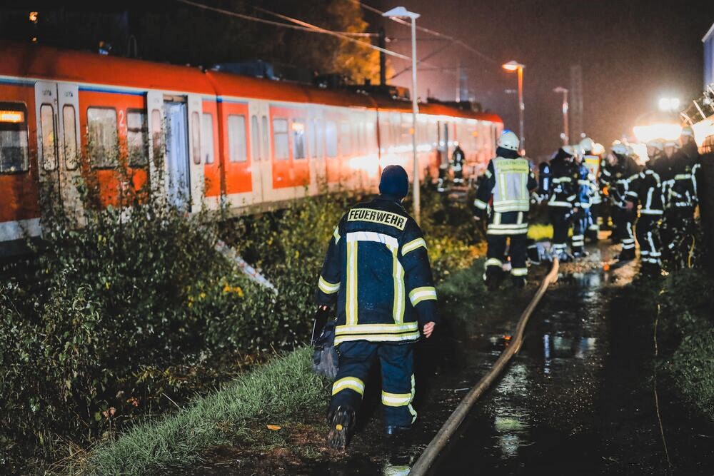 Schweres Bahnunglück! Zug rammt Audi und schleudert Trümmerteile auf umliegende Dächer!