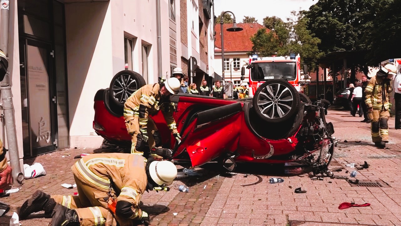 Rentnerin stürzt mit Auto aus Parkhaus! Lebensgefährte sieht alles mit an - Tödlicher Unfall in Oldenburg!