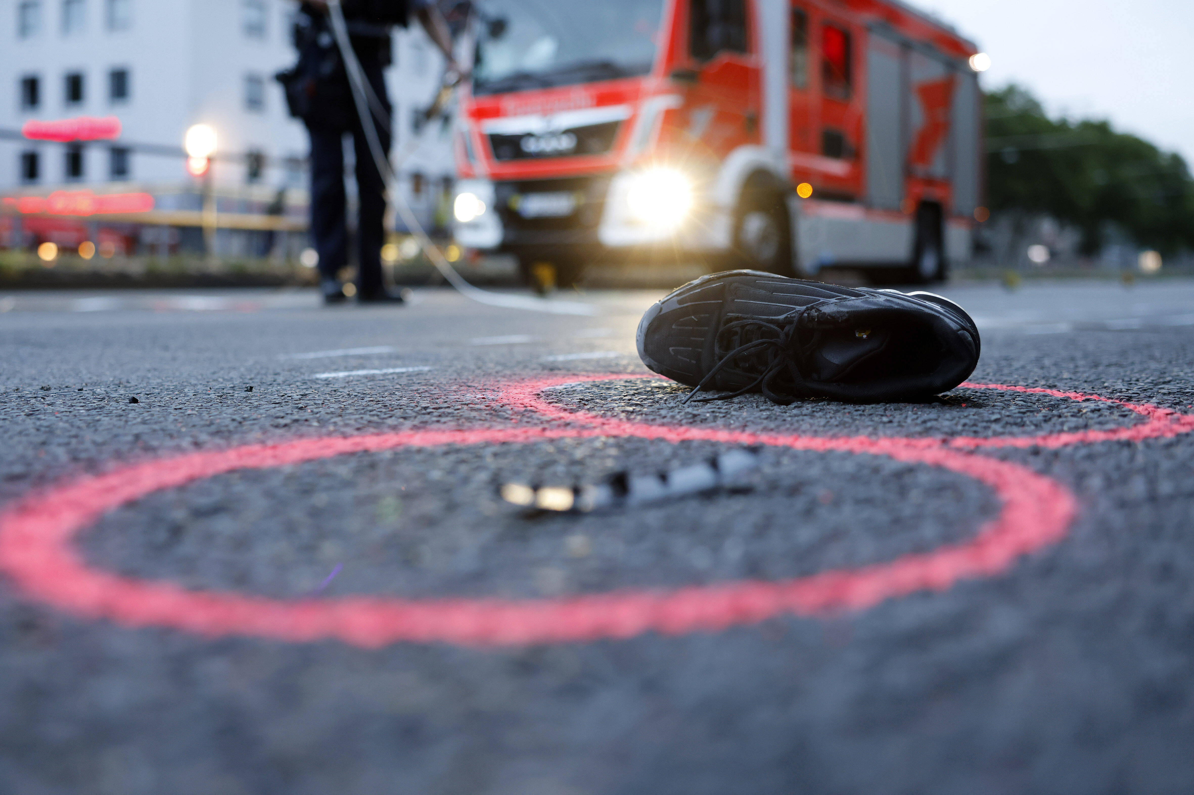 Überholvorgang endet tödlich! Fahrer eines VW-Bus kracht frontal in ein Motorrad - Biker stirbt an der Unfallstelle