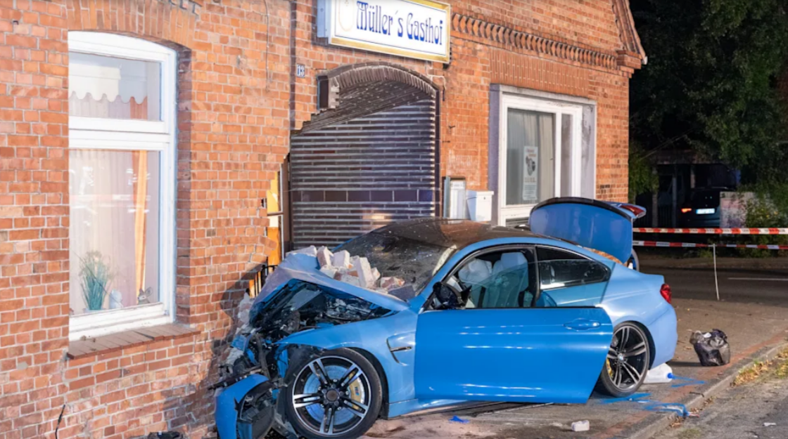 Tödlicher Unfall Auto rast in Gaststätte - Beifahrer stirbt bei Crash mit Gebäude - Fahrer schwer verletzt