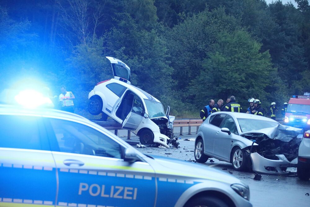 EILMELDUNG - Horror-Unfall! 16 Verletzte auf der Autobahn - LKW rast in Stauende!