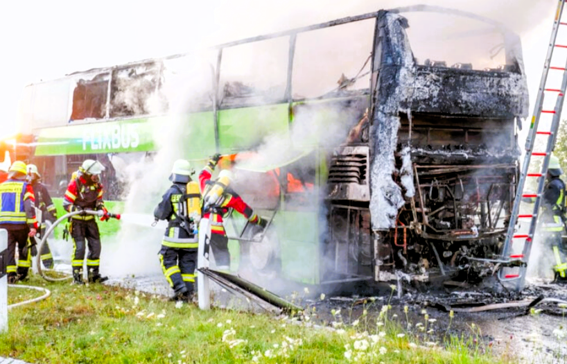 Flixbus in Flammen! Reisebus geht plötzlich in Flammen auf – Vollbesetzter Bus brennt auf Autobahn!