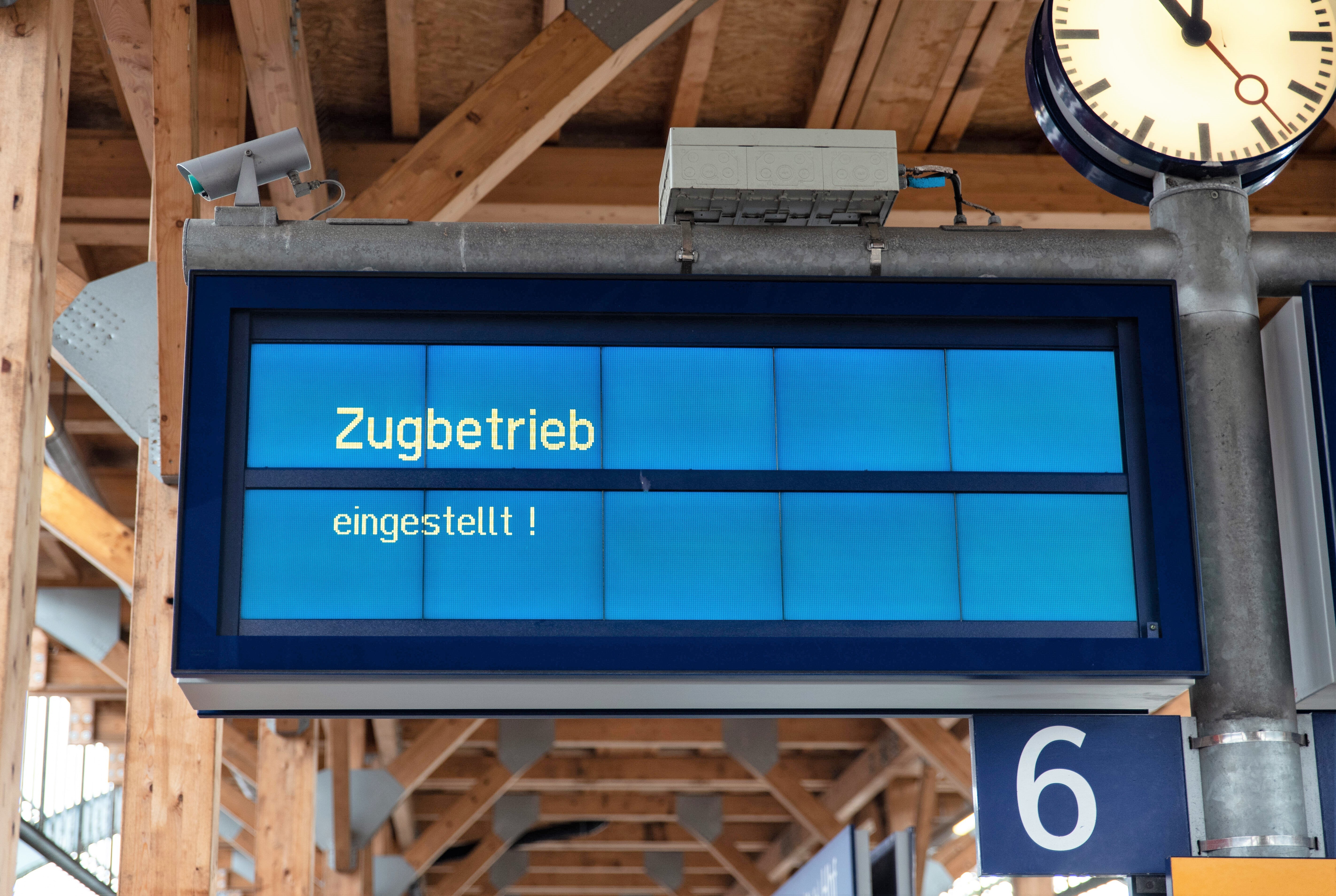 Zug entgleist! Unfall bei der Deutschen Bahn! - Zug kollidiert mit herausragender Betonplatte