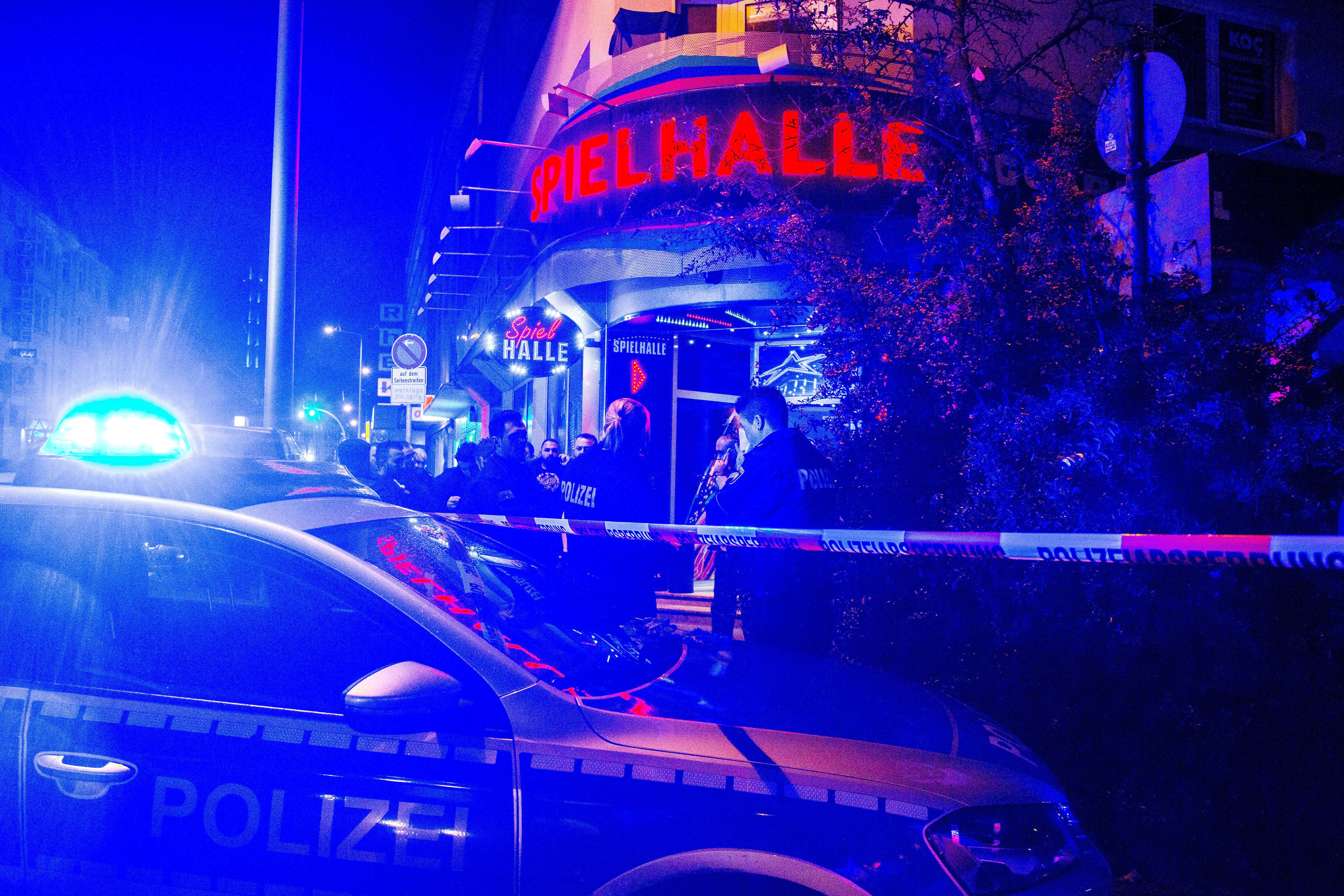 Mörder auf der Flucht! Polizei warnt die Bevölkerung - sprechen Sie diesen Mann nicht an!