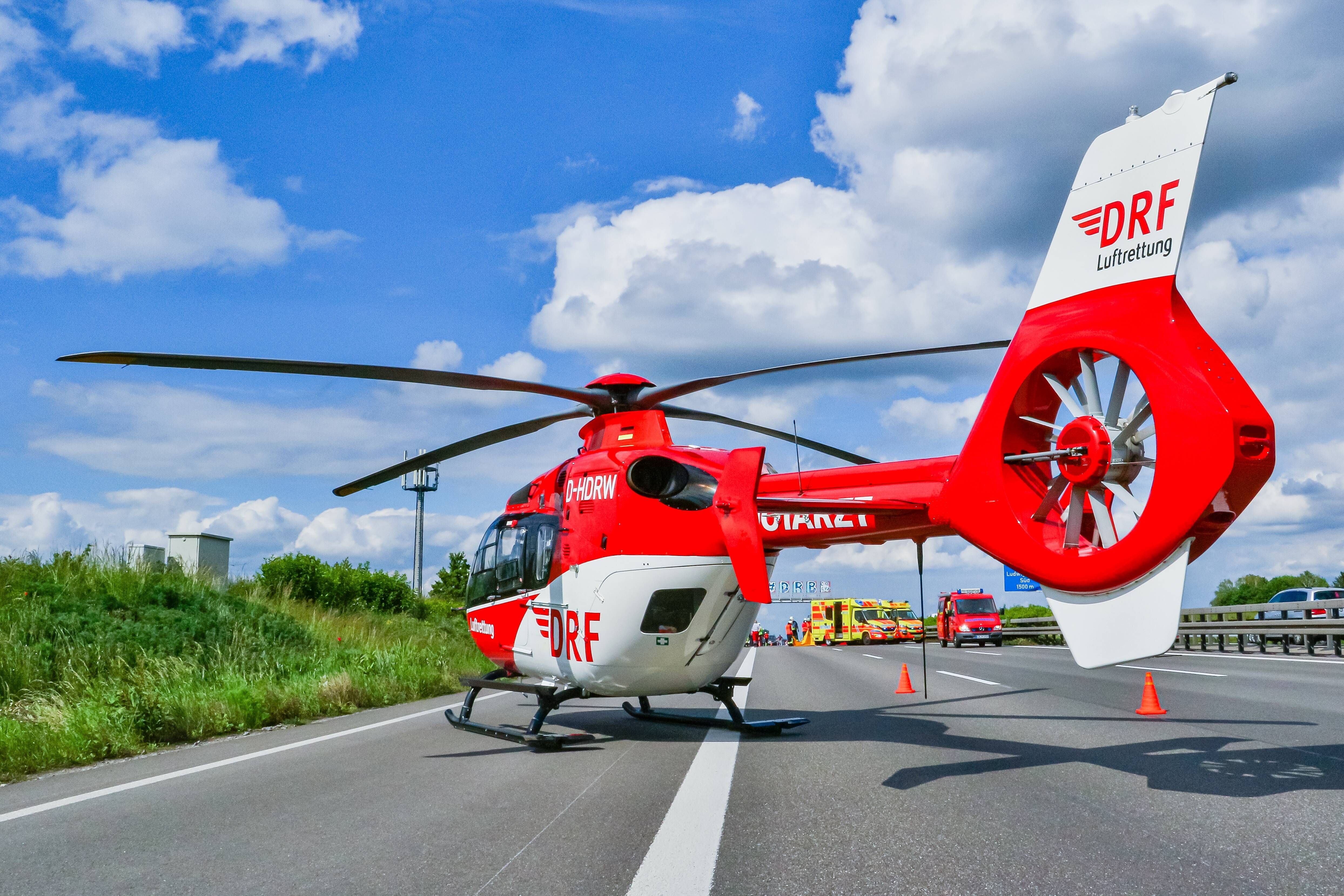 Vollsperrung! Autobahn verwandelt sich in ein Trümmerfeld - Hubschrauber im Einsatz!