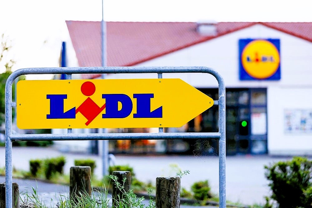 Massenschlägerei im Lidl! Polizei muss Pfefferspray einsetzen - Menschen mit Hammer verletzt!