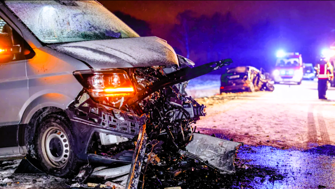 Vollsperrung! Schneechaos - Eisplatten stürzen auf die Autobahn - Chaos nach Schnee und Glätte