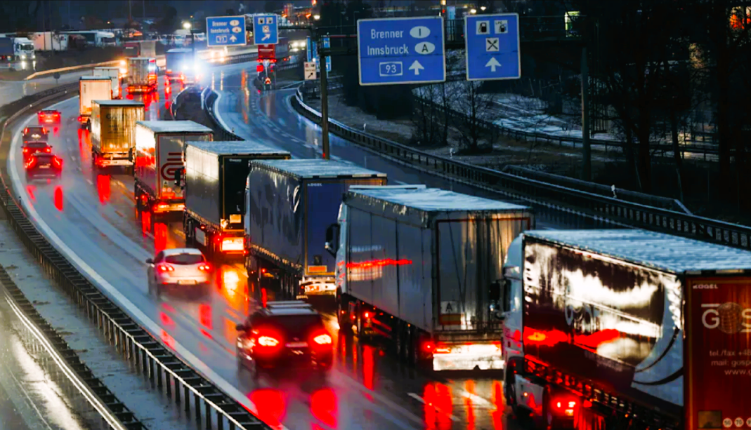 Vollsperrung! Gasaustritt nach Unfall auf der Autobahn - Wohnwagen wurde von Leitplanke förmlich aufgeschlitzt