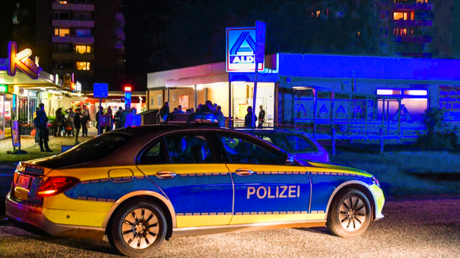 Kind auf ALDI-Parkplatz überfahren! Vater überrollt eigenes Kind mit seinem Fahrzeug