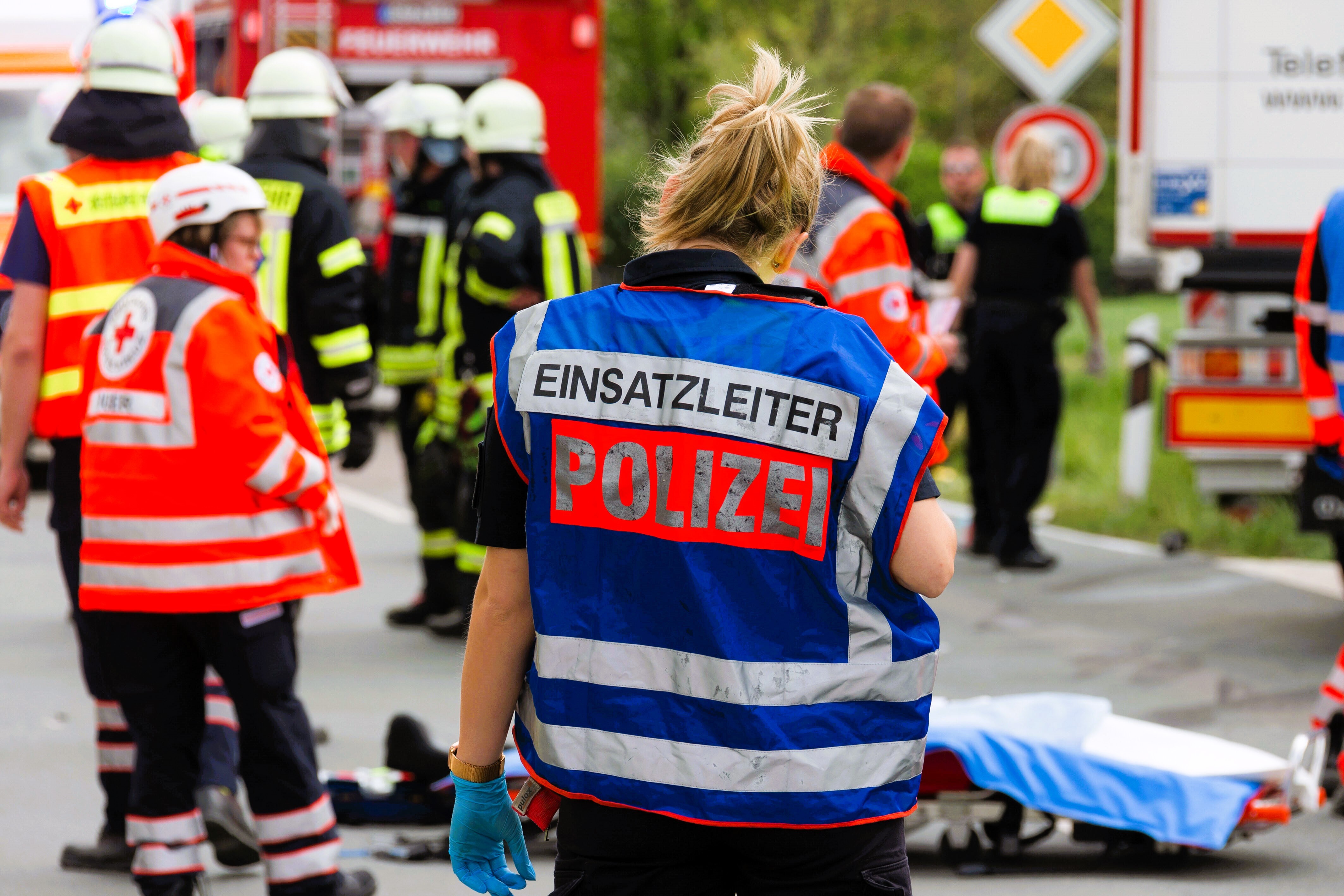 Mord auf offener Straße! Zwei Menschen in Hamburg erstochen - Täter auf der Flucht