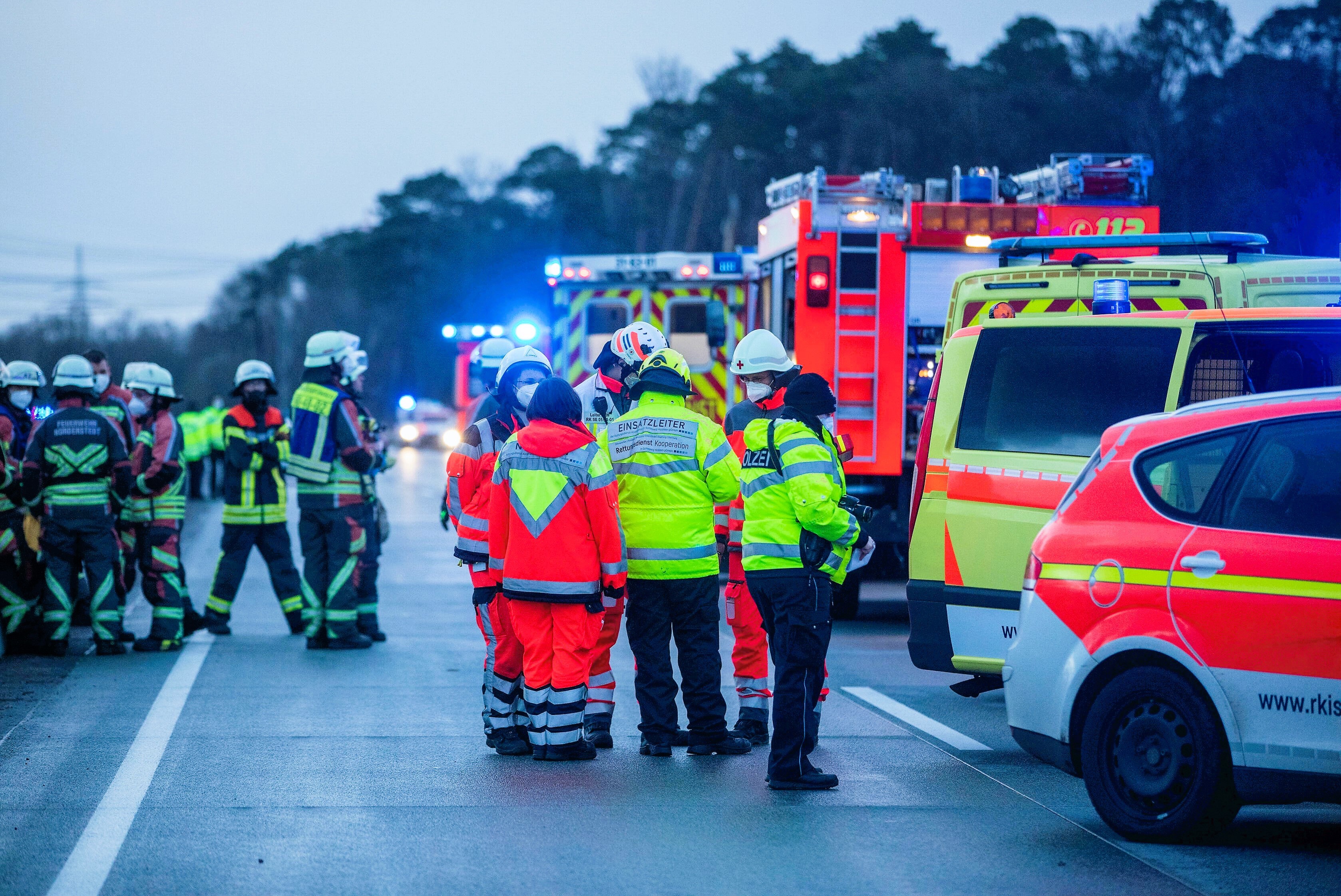 2 jähriges Kind überfahren! Unfalltragödie! Autofahrer erfasst Kleinkind (2) beim Rangieren - Es starb von den Augen der Mutter