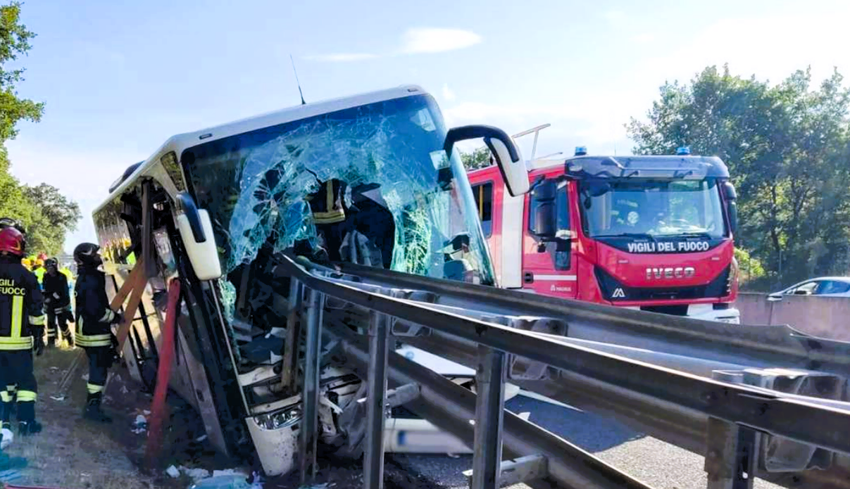 Bus voller Schüler stürzt Böschung hinab – Bedrückende Szenen auf der Autobahn